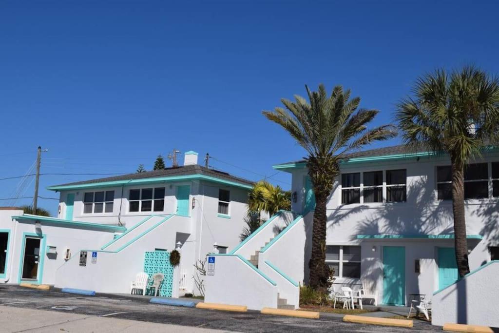 Private One-Bedroom 6 -Directly Across From Beach St. Pete Beach Extérieur photo