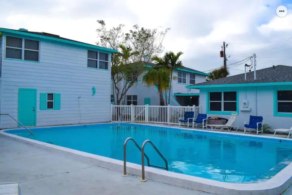 Private One-Bedroom 6 -Directly Across From Beach St. Pete Beach Extérieur photo
